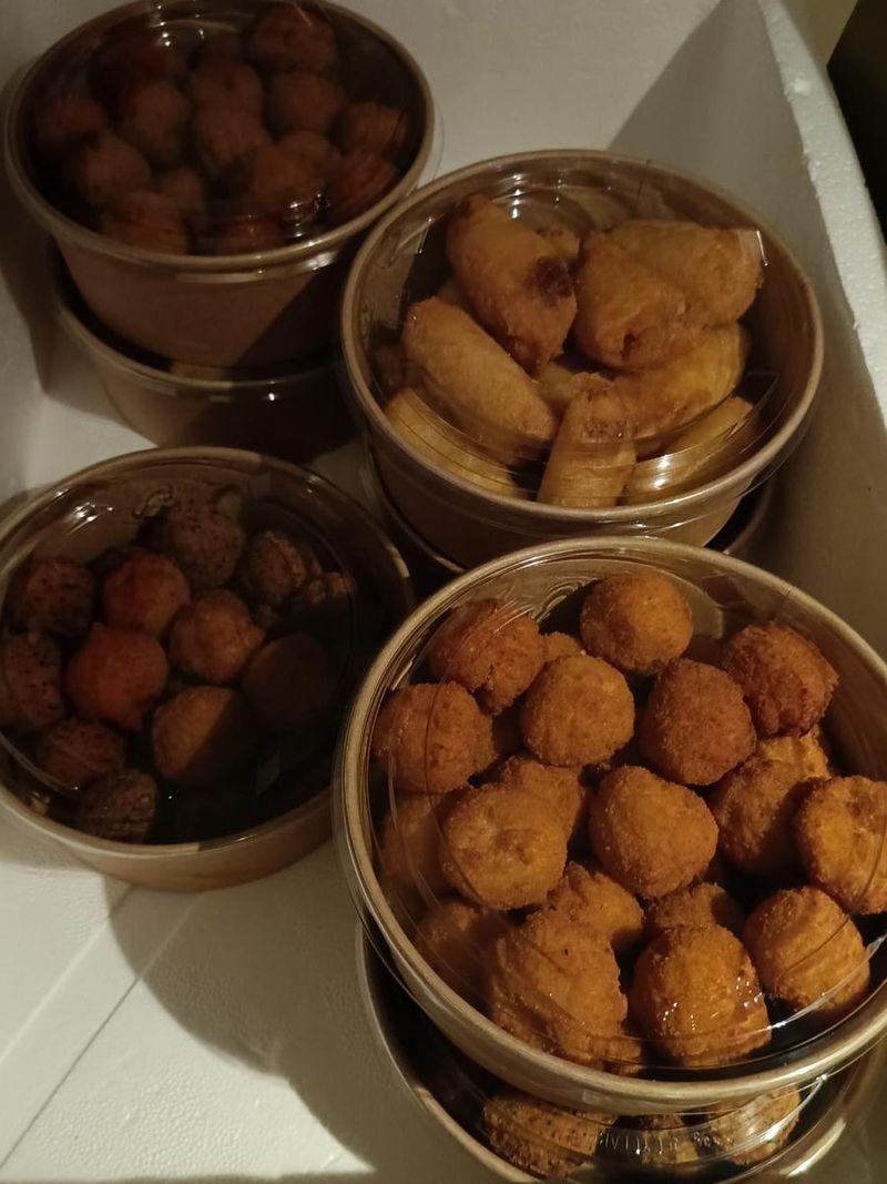 Tarrinas de albóndigas, croquetas y buñuelos listas para llevar