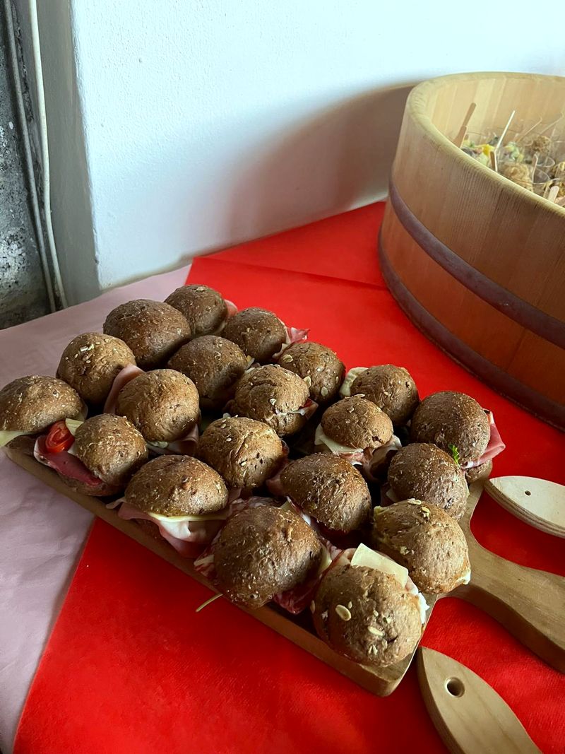 Panecillos de cereales rellenos en una tabla de madera