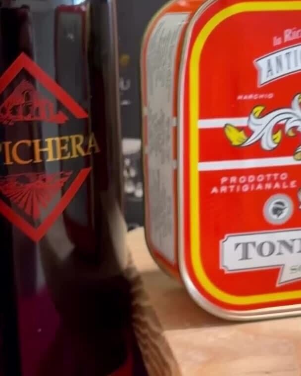 Una botella de Capichera y una lata de atún rojo de Buggerru