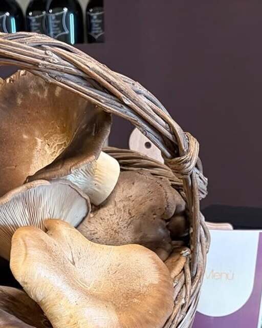 Una cesta de setas frescas junto a la carta