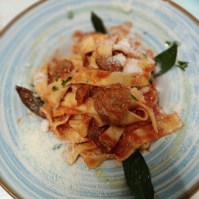 Un plato del día: pasta fresca con salsa, parmesano y laurel